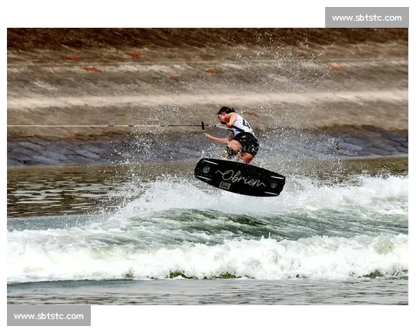 激发激情与挑战 水上运动赛事带来极速与激情的完美碰撞 - 副本 (3) 激发激情与挑战 水上运动赛事带来极速与激情的完美碰撞 - 副本 (3)